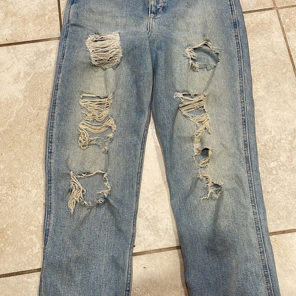 Hollister Curvy Ultra High Rise Mom Jeans Destroyed 3L - Picture 7 of 8